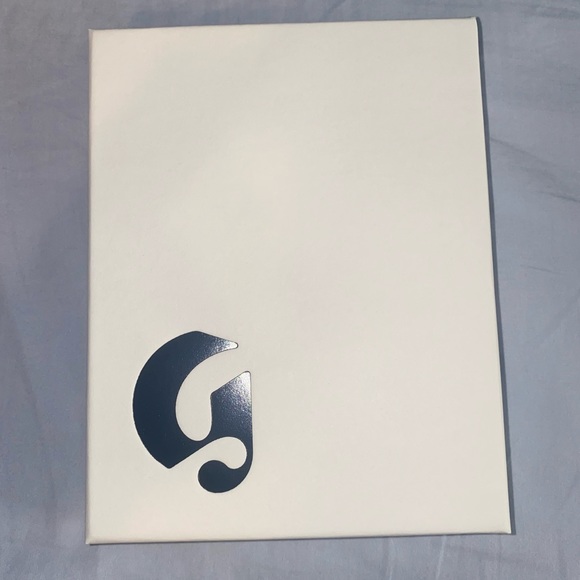 GLOSSIER LONDON PASSPORT COVER - Picture 2 of 9